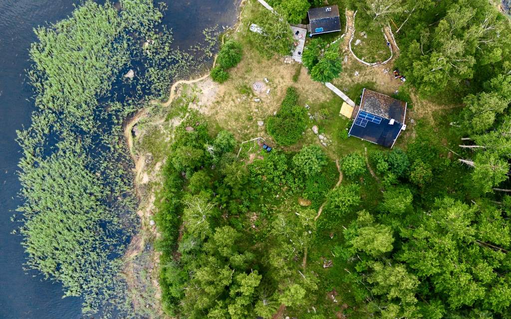 Vista aérea cenital de la isla con sus casas, sus paneles solares y el embarcadero