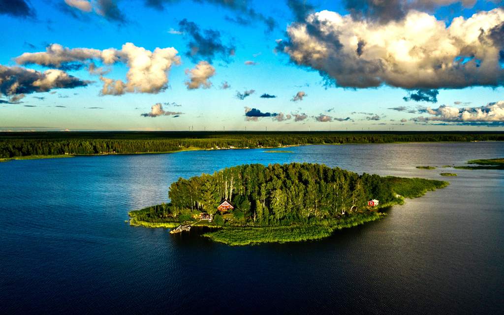 L’isola dall’alto, circondata dal mare e dalla costa della Finlandia occidentale