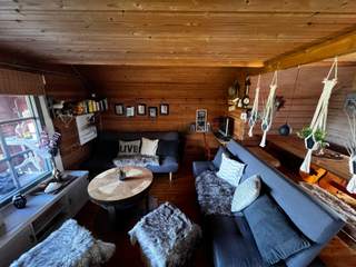 Foto zeigen: Sofas um den runden Tisch