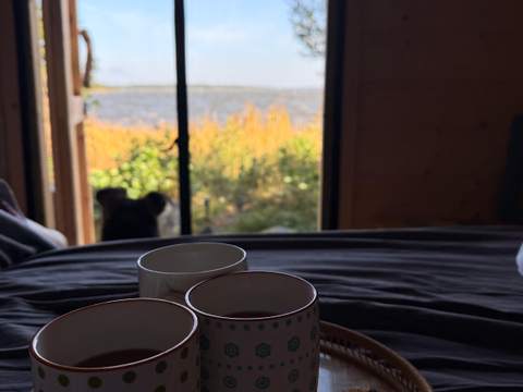 JuLu Dröm: Chá da manhã na cama, com vista para o mar, ver em ecrã inteiro