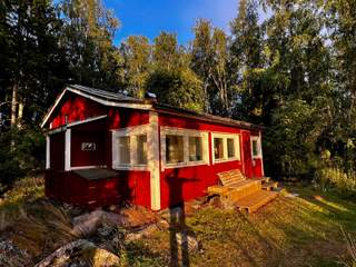 Show photo: The house from the side, in the evening sun