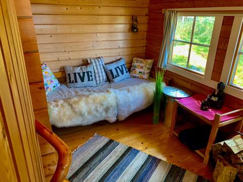 Casa da sauna: A sala de descanso com a sua cama de casal, ver em ecrã inteiro