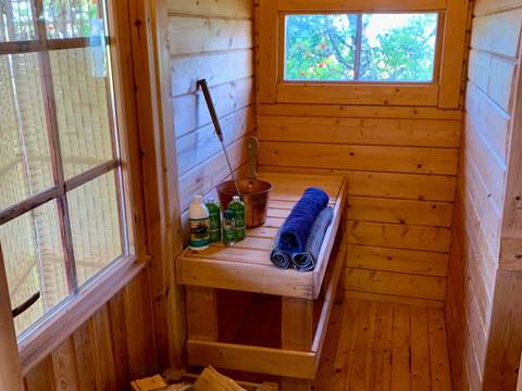 Casa da sauna: Zona de banho com toalhas e lenha, ver em ecrã inteiro